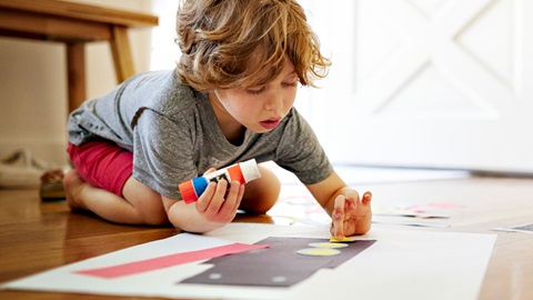 bimbo che usa colla stick